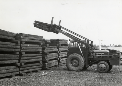 168961 Afbeelding van een heftruck van de N.S. voor het laden van dwarsliggers op het terrein van de Stapelplaats te Crailoo.